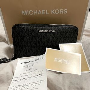Micheal Kors Monogram wristlet